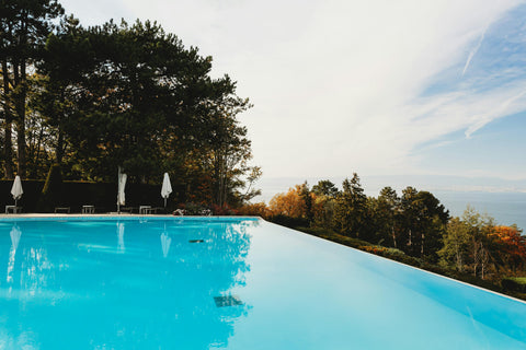 Préparer sa piscine pour l’hivernage : checklist complète et erreurs à éviter