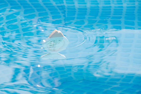 Una piscina fresca y un spa impecable para el verano