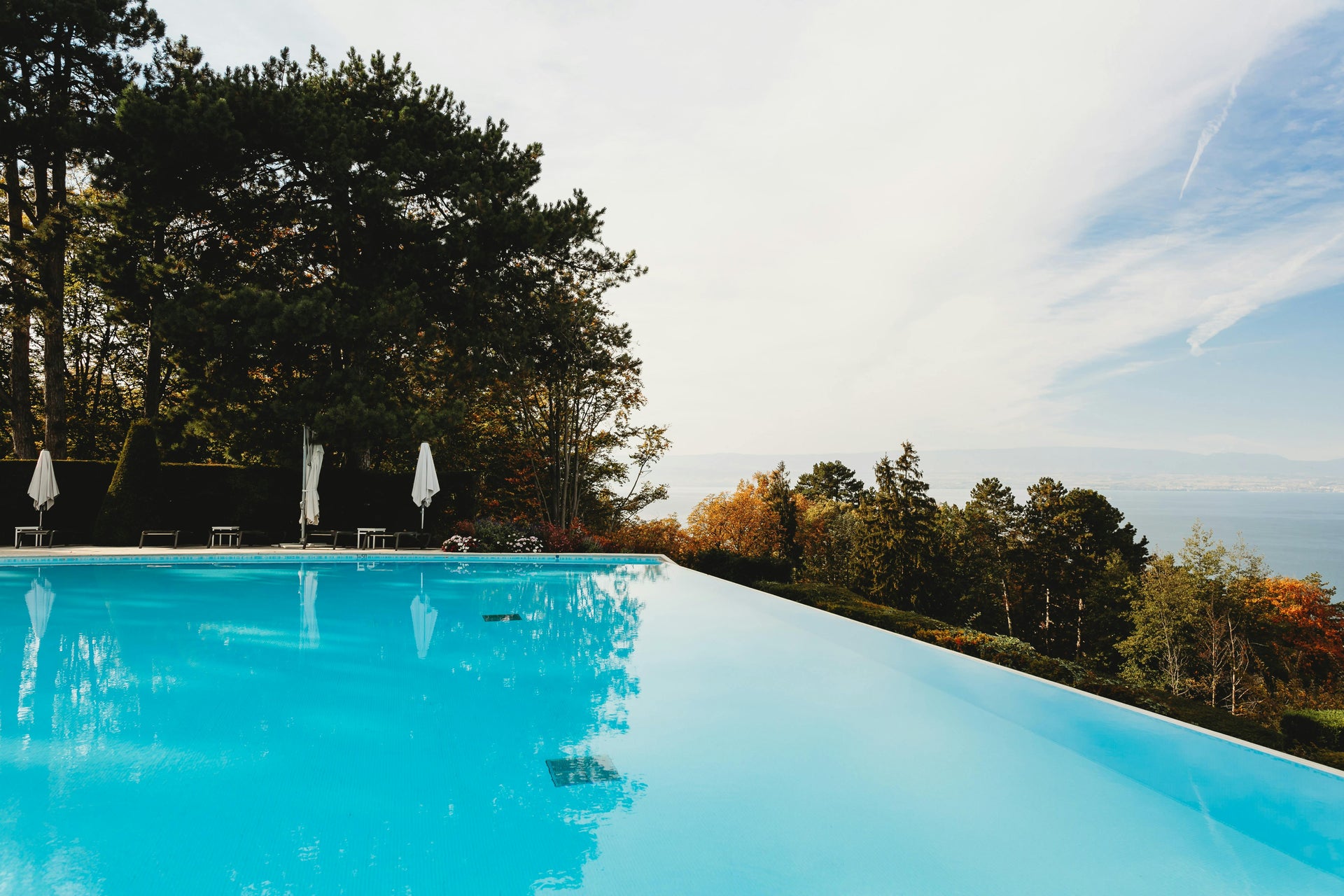 Préparer sa piscine pour l’hivernage : checklist complète et erreurs à éviter