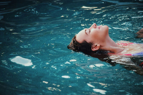 Rester au frais dans la piscine en toute sérénité